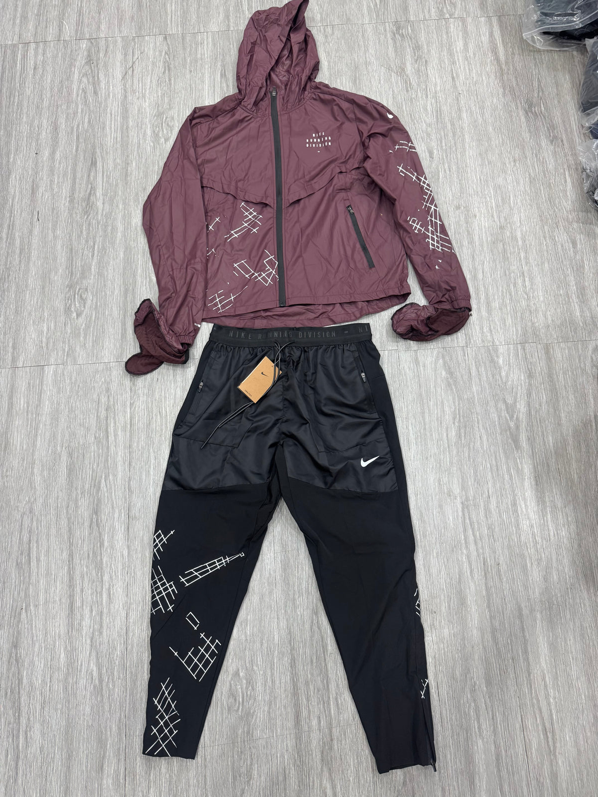 Ensmblou nike division